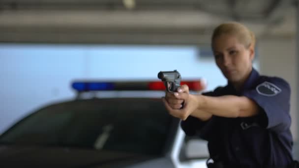 Agente di polizia donna che punta la pistola nel lavoro criminale, pericoloso, prevenzione della criminalità — Video Stock