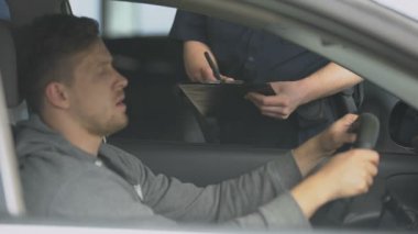 Hayal kırıklığına uğrayan erkek sürücüye bilet yazan polis memuru, trafik kuralları freni