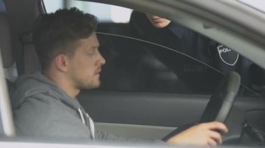 Sinirli erkek sürücülerin belgelerini kontrol edinen polis, aranan suçluyu arıyor