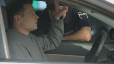 Polise belge veren şüpheli erkek sürücü, trafik kontrolleri, hukuk