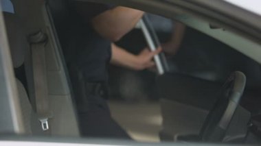 Yorgun erkek memur zor iş gününden sonra arabaya biniyor, stresli iş, sorunlar