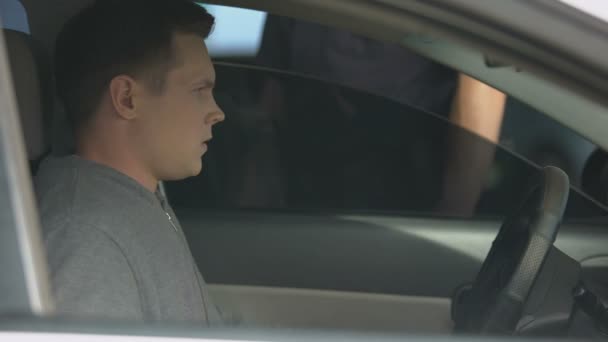 Politieagent kloppen auto venster, controleren van licentie van nerveuze mannelijke bestuurder, controle — Stockvideo