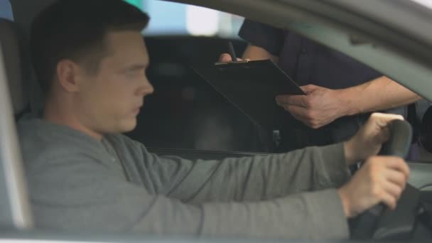 Поліцейський пише квиток на нервового чоловіка водія, правила дорожнього руху гальма, дорога — стокове відео