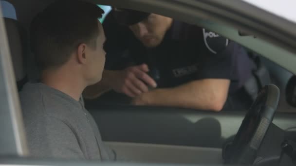 Motorista masculino passando no teste de álcool, resultado negativo, controle de tráfego da polícia — Vídeo de Stock