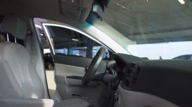 Devriye arabasına başlayan güneş gözlüğü takan kendine güvenen erkek polis, acil durum çağrısı için acele edin