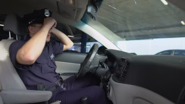 Magabiztos rendőr viselt kalap szerzés ki járőr autó a bűnözés helyén, a munka — Stock videók