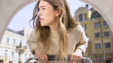 Anne ağlayan bebek, bebek kolik, ebeveyn deneyimi eksikliği ile sorunlu