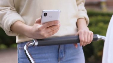 Anne telefon tutma bebek arabası, bebek dükkanı, çocuk yetiştirmek için online ipuçları kullanarak