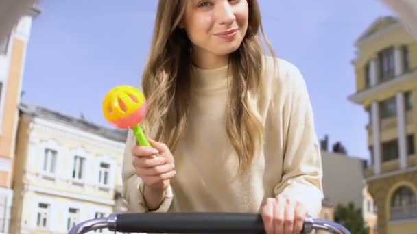 Genervte Mutter versucht Neugeborenes mit Spielzeug zu trösten, Eltern haben genug von Babypflege — Stockvideo