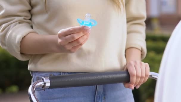 Mère réconfortant bébé avec sucette, chariot oscillant, sommeil de jour à l'extérieur — Video