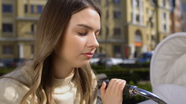 Fáradt anya elalszik közelében újszülött a szállítás, hiányzik a szülői pihenés Vértes — Stock videók