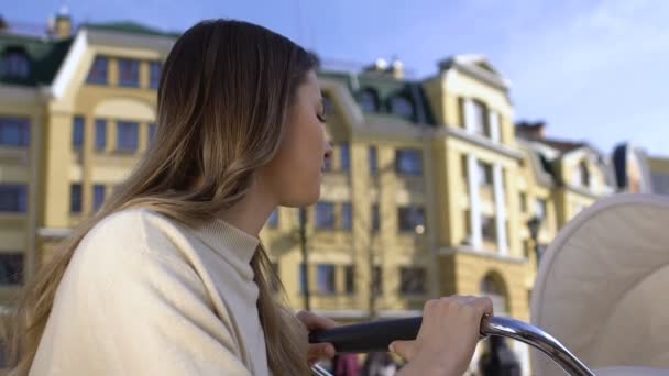 Junge Frau irritiert über Baby im Kinderwagen, postnatale Depression, hormonelle Umstellung — Stockvideo