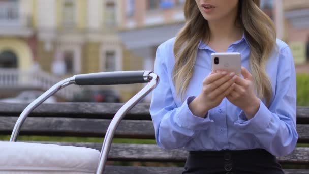 Mujer de negocios en busca de niñera para bebés utilizando el teléfono celular, solicitud de empleo en línea — Vídeos de Stock