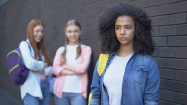 Kıvırcık afro-amerikan genç gülen iki kız öğrenci, okul zorbalık
