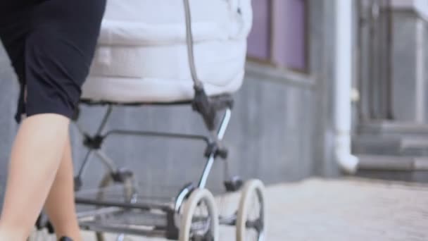Женщина в костюме прогуливается с ребенком, демографическая ситуация, статистика рождаемости — стоковое видео