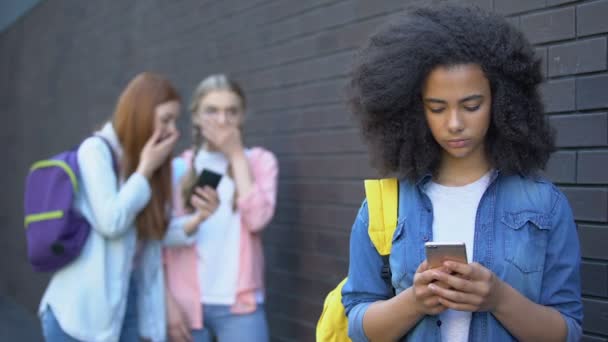 Triste colegiala africana leyendo mensaje humillante, acoso cibernético vergüenza — Vídeos de Stock