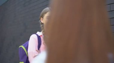 Geçen sınıf arkadaşı, okul zorbalık, dedikodu bakarak kız öğrenciler alay