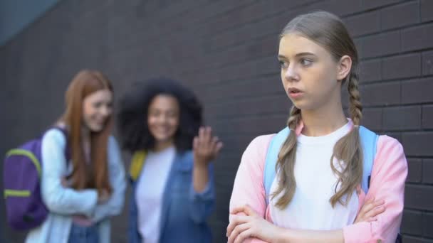 Vernederd leerling lijdt klasgenoten pesten op achtertuin, psychologische trauma — Stockvideo