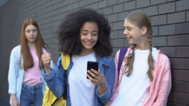 Sınıf arkadaşı akıllı telefon işaret parmak hakkında aşağılayıcı haber okuma Kız öğrenciler