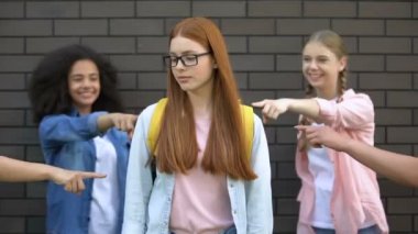 Gençler gözlük okul çantası nda yeni akıllı sınıf arkadaşı alay parmakları işaret