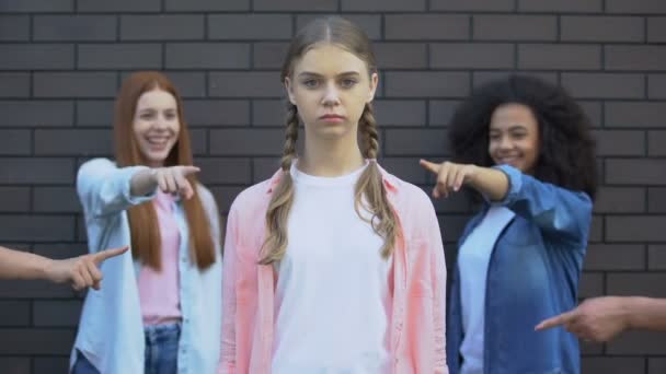 Ženské studentky ukazujícími prsty v pubertě, odmítnutí školní docházky, necenné papíry — Stock video