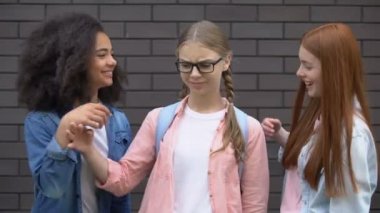 Gençler gözlük mütevazı sınıf arkadaşı alay, görünüm zorbalık