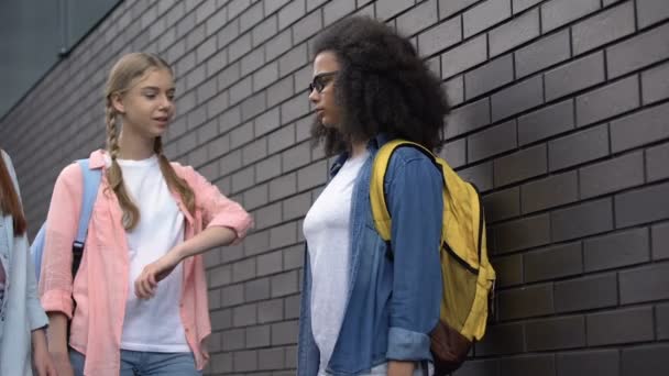 Middelbare scholieren spottende Afro-Amerikaanse tiener in brillen, onzekerheden — Stockvideo