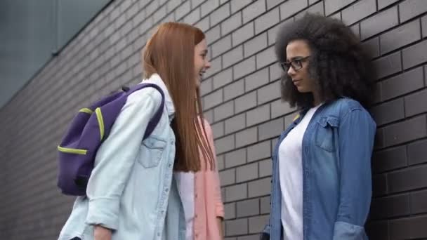 Nelaskaví Teenageři urážující černošskou ženskou studentku v brýlích, ponižování — Stock video