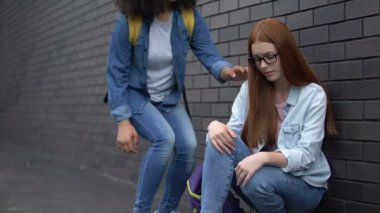 Tür afro-amerikan genç üzgün kadın sınıf arkadaşı, yeni okul ayarlama yardım