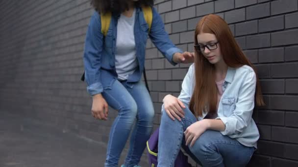 Kind afro-amerikansk tonåring hjälpa ledsen kvinnlig klasskamrat, ny skola justering — Stockvideo