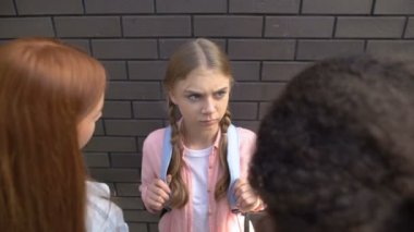 Zalim kız öğrenciler duvara, psikolojik baskı karşı genç genç iterek