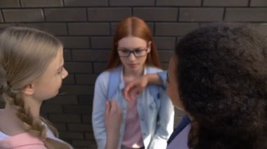 Kız gençler kırmızı saçlı korkmuş kız öğrenci zorbalık gözlük, istismar alıyorum