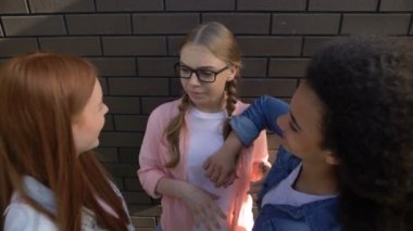 Okul arkadaşı akıllı telefon kontrol ve gülme, genç istismar alay öğrenciler