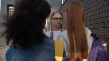 Kız öğrenciler arka bahçede gözlükle okul arkadaşını durdurdu, gözdağı