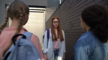 Zalim sınıf arkadaşları, çatışma tarafından geçen gözlük karışık kızıl saçlı genç