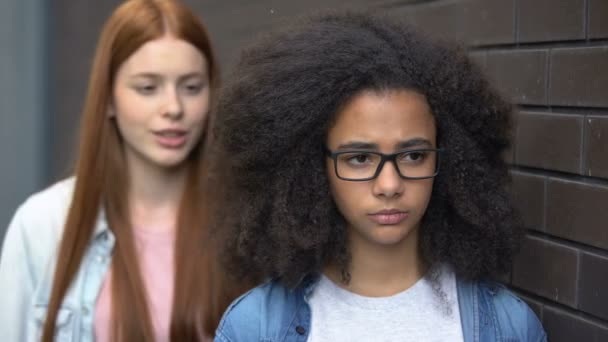 Arrogant female teenager insulting afro-american classmate, school bullying — Stock Video