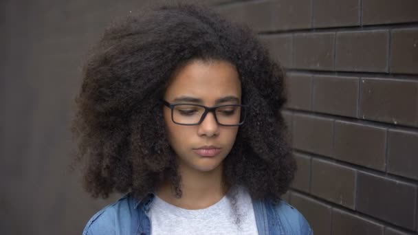 Traurige afrikanische Teenager-Brille schiefe Wand, Problem Hoffnungslosigkeit, Unsicherheiten — Stockvideo