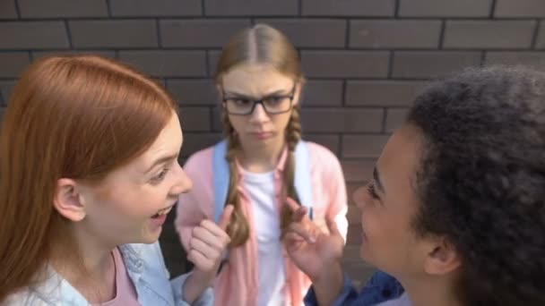 Estudantes do sexo feminino rindo de colega envergonhado em óculos, assédio escolar — Vídeo de Stock