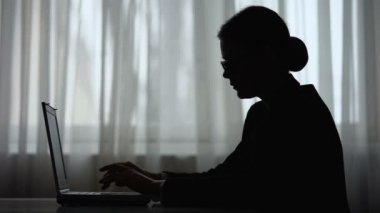 Gece geç saatlerde çalışan dizüstü bilgisayar kapanış sinirli kadın siluet, fikir eksikliği