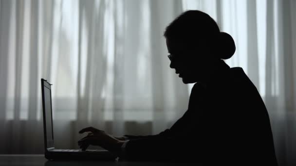 Vermoeide zakelijke vrouw silhouet opstijgen van glazen en sluiten laptop, overwerk — Stockvideo