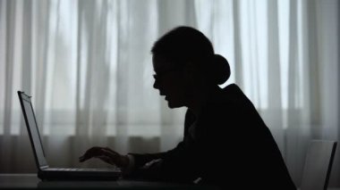 Endişeli kadın muhasebeci gece dizüstü bilgisayar üzerinde çalışan, rapor ile ilgili sorunlar