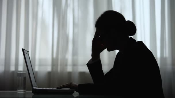 Silueta ženy při práci s léčitelství cítí bolest během noční práce na laptopu