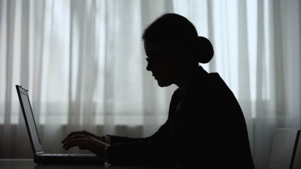 Mulher silhueta gritando e fechando laptop durante o trabalho à noite, sobrecarga — Vídeo de Stock