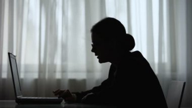 Kadının silueti gece geç saatlerde işini başarıyla bitiriyor, son tarih