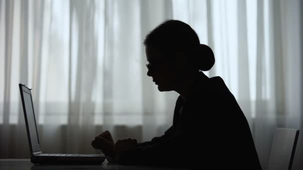 Sombra de mujer leyendo el mensaje en su teléfono inteligente trabajando en el ordenador portátil, freelancer — Vídeo de stock