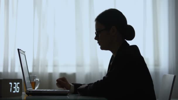 Femme écrivain fermeture ordinateur portable et masser son engourdissement après le travail de nuit, fatigué — Video