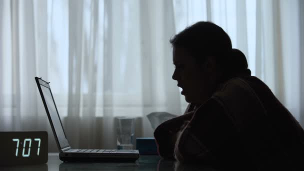 Mujer de negocios bostezando sentado frente a la computadora portátil, trabajando en el proyecto toda la noche — Vídeo de stock