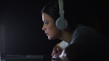 Şok kız dizüstü bilgisayar, virüs veya hacker saldırı, gece geç saatlerde mesaj okuma