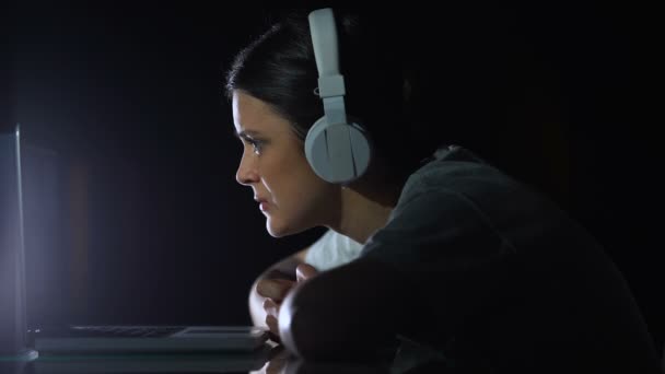 Menina perturbada no fone de ouvido olhando para a tela do laptop, erro de programa, ataque de vírus — Vídeo de Stock