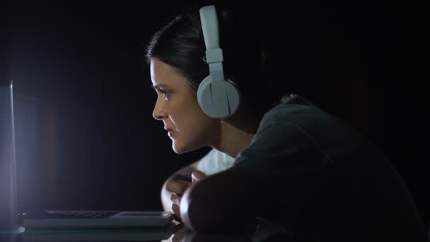 Fille bouleversée dans le casque en regardant l'écran d'ordinateur portable, erreur de programme, attaque de virus — Video